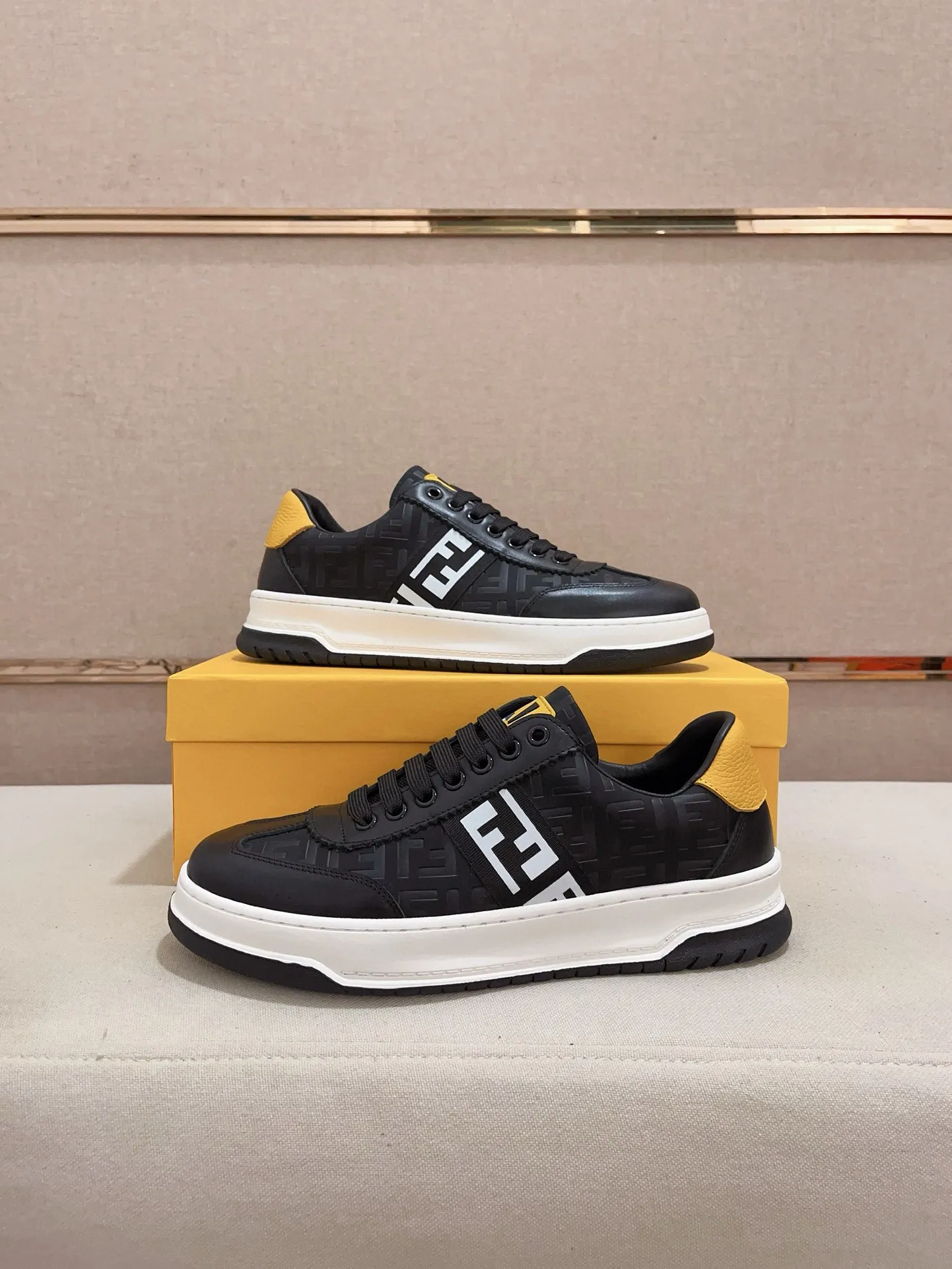 Men's shoes💰: 400💰[Fendi] Fendi's latest casual shoes for men! Available at counters simultaneously! A one-to-one replica of the original. All imported official website one-to-one cowhide fabric. The interior is made of top-grade sheepskin, and the original factory-supplied rubber outsole is used. Leading new fashion concepts. Matching code: 38-44. (can be customized for 45 non-refundable)